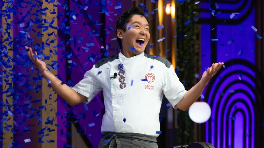 Cesar Yukio, em baixo de uma chuva de papel picado no MasterChef Confeitaria