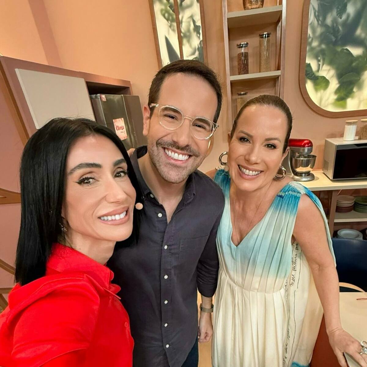 Michelle Barros em selfie com Paulo Mathias e Regina Volpato no cenário do Chega Mais