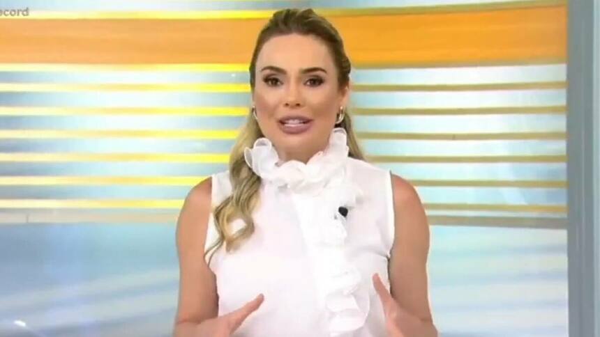 Rachel Sheherazade, com uma rouba branca, no cenário do Domingo Record