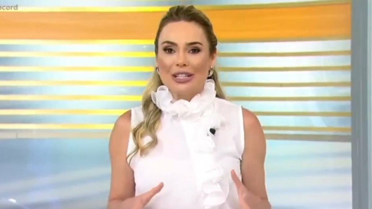 Rachel Sheherazade, com uma rouba branca, no cenário do Domingo Record