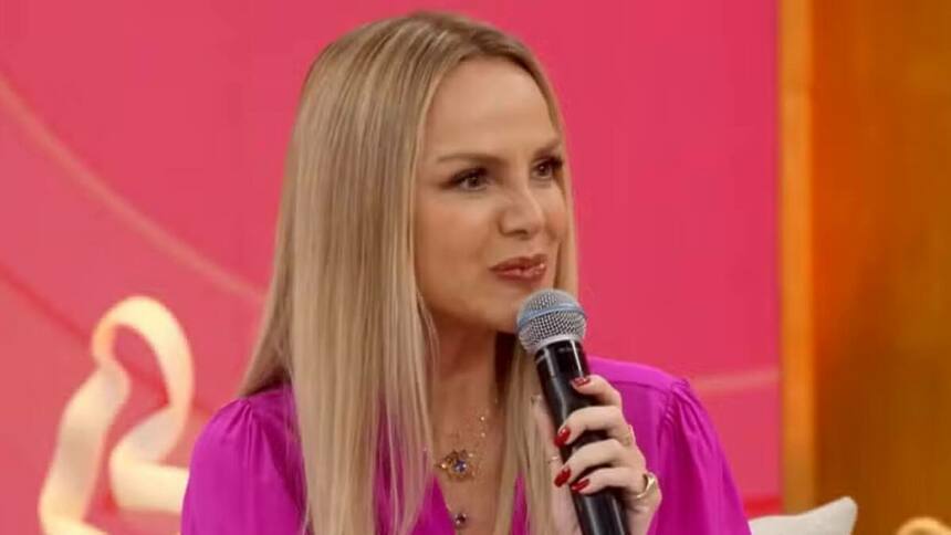 Eliana sorrindo, sentada no sofá do Encontro