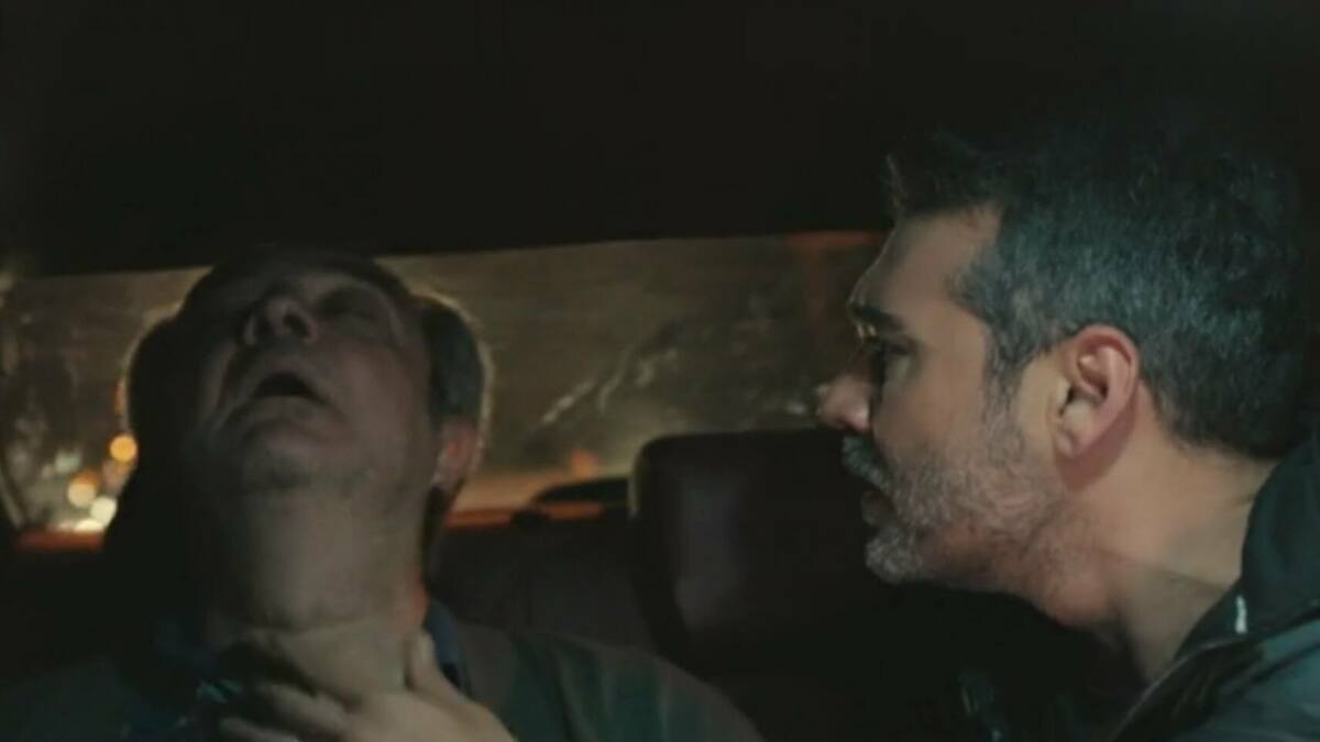 Enver (Şerif Erol) desmaia no táxi com Sarp (Caner Cindoruk) em trecho da novela Força de Mulher