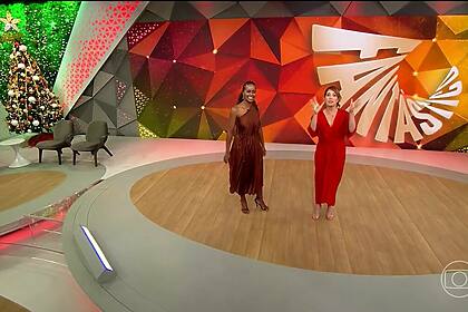 Maju Coutinho e Poliana Abritta, vestidas de vermelho, apresentando o Fantástico