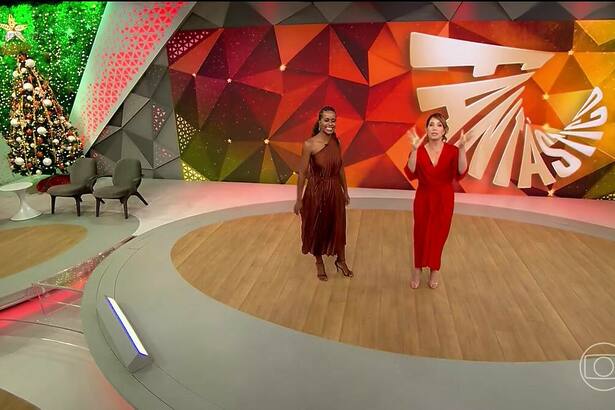 Maju Coutinho e Poliana Abritta, vestidas de vermelho, apresentando o Fantástico