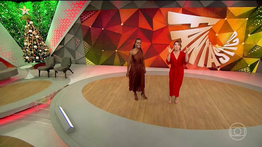 Maju Coutinho e Poliana Abritta, vestidas de vermelho, apresentando o Fantástico