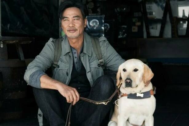 Trecho do filme Eternos Companheiros, com o protagonista e o cachorro