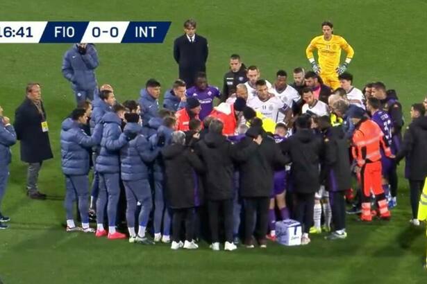 Jogadores de Fiorentina x Inter de Milão reunidos em volta de Edoardo Bove