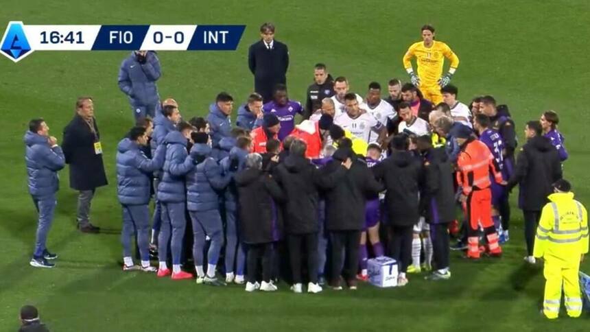 Jogadores de Fiorentina x Inter de Milão reunidos em volta de Edoardo Bove