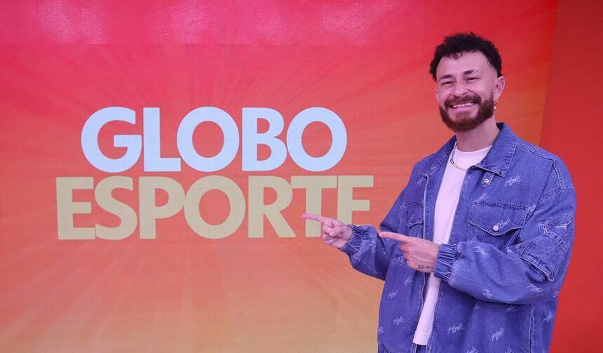 Fred Bruno aponta para o logo do Globo Esporte no cenário da TV Globo