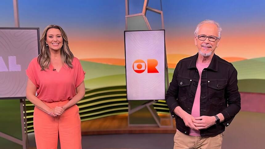 Apresentadores do Globo Rural sorrindo em pé no cenário do programa