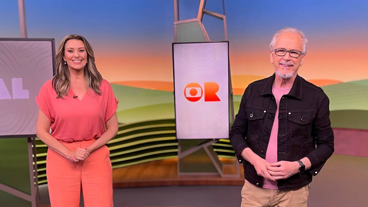 Apresentadores do Globo Rural sorrindo em pé no cenário do programa