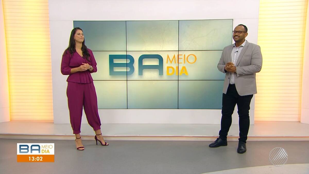 Jessica Senra chorando ao lado do apresentador Vanderson no cenário do Bahia Meio Dia