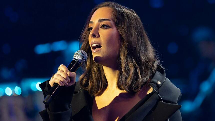 Lara Silva cantando no palco do Domingão