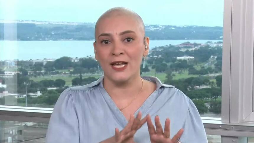 Larissa Rodrigues, careca e com uma blusa azul, em trecho de entrada ao vivo na CNN Brasil