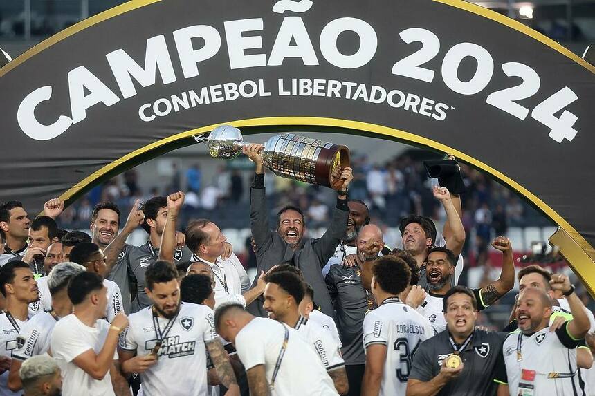 Jogadores do Botafogo levantam Taça da Libertadores em transmissão da TV Globo