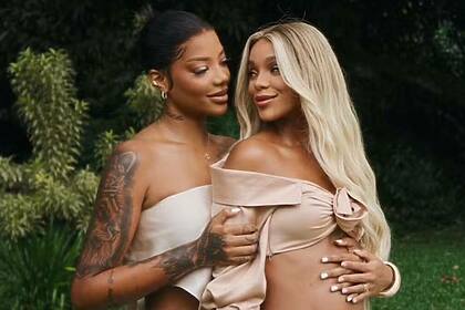 Ludmilla e Brunna Gonçalves em foto posada no Chá Revelação