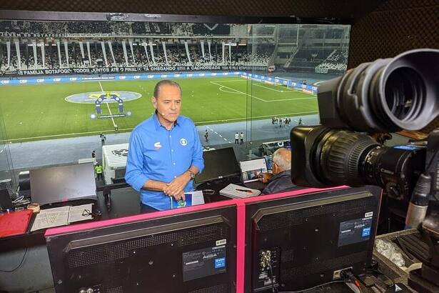 Luís Roberto na cabine de transmissão da Globo para exibição de jogos