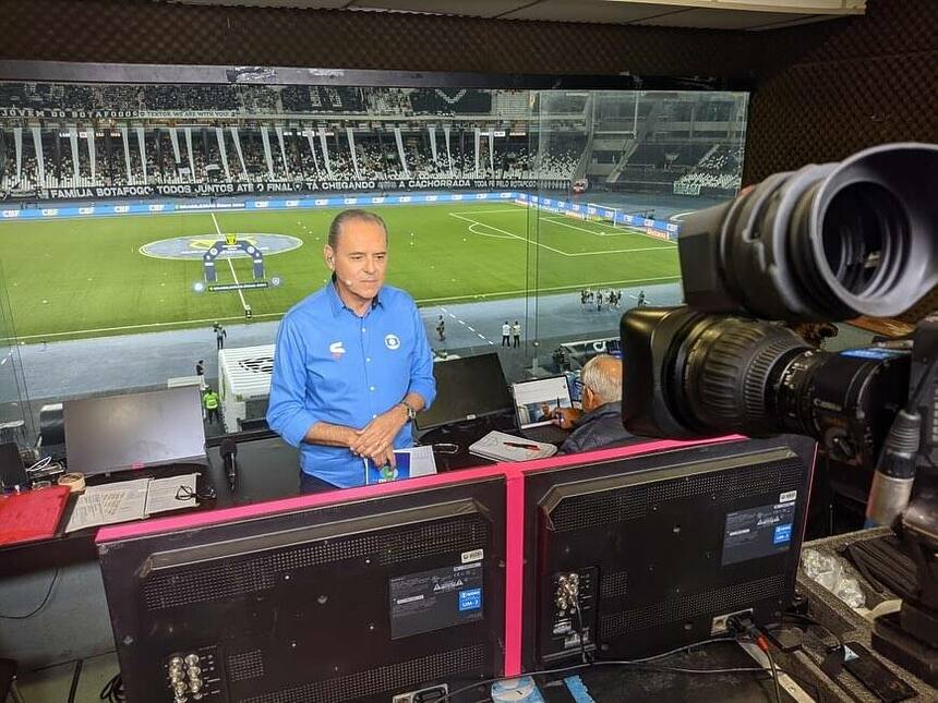 Luís Roberto na cabine de transmissão da Globo para exibição de jogos