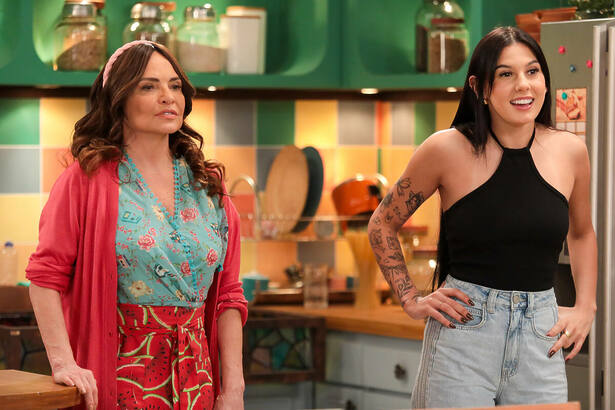 Luiza Tomé e Ana Castela em trecho de cena da novela A Caverna Encantada