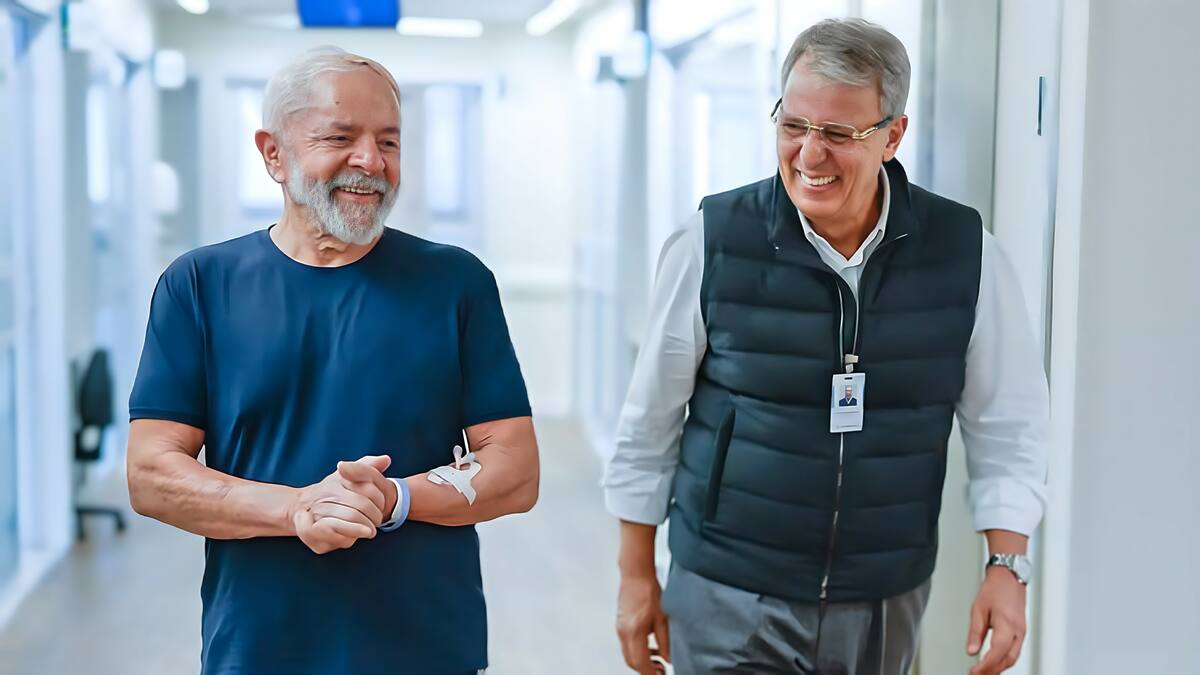 Presidente Lula sorrindo e caminhando ao lado do cirurgião Marcos Stavale no hospital