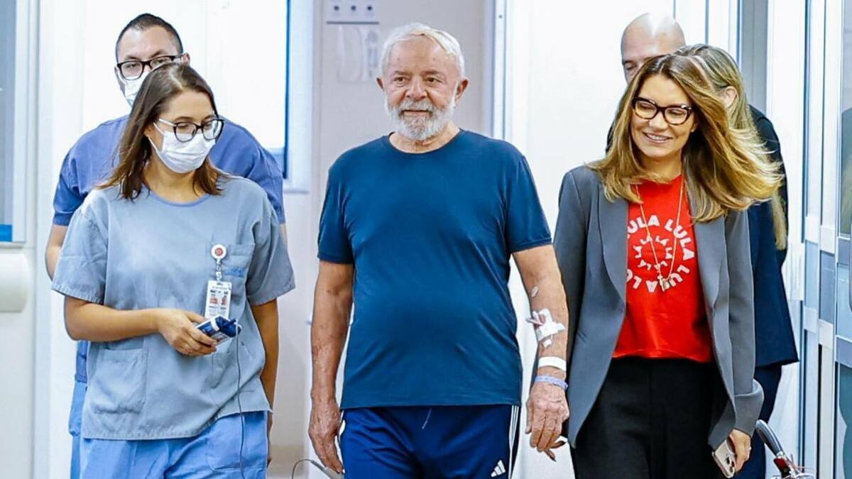 Lula caminhando no hospital ao lado Janja, médicos e enfermeiros
