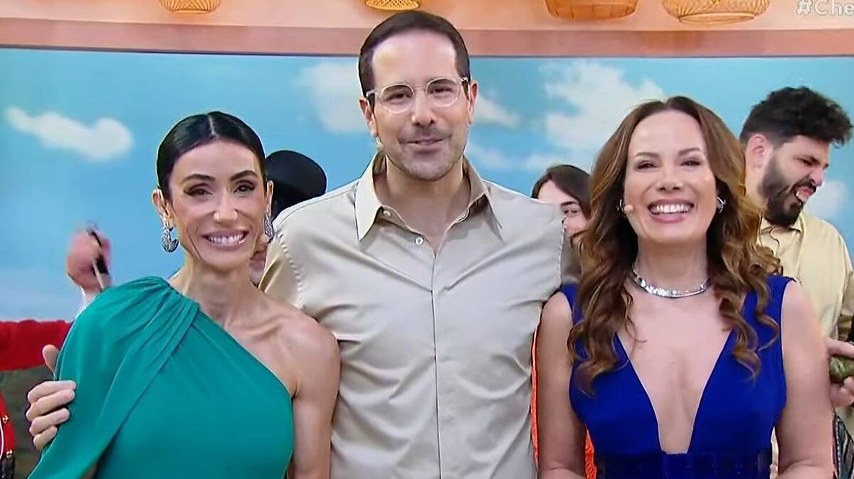 Michelle Barros, Paulo Mathias e Regina Volpato abraçados no estúdio do Chega Mais