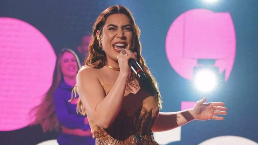 Naiara Azevedo cantando no palco do Caldeirão