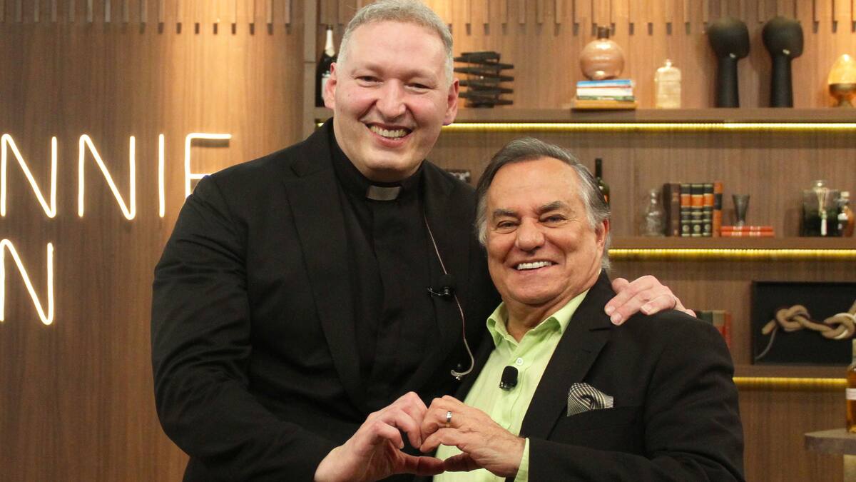 Padre Marcelo Rossi faz coração com a mão ao lado de Ronnie Von