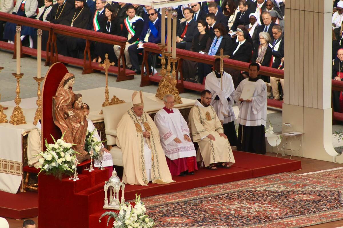 Imagem do Papa Francisco cem celebração