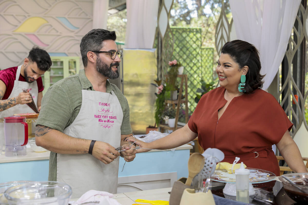 Participante Danilo e Fabiana Karla em trecho do Bake Off Brasil