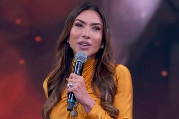 Patricia Abravanel, com uma roupa laranja, em trecho do Melhores do Ano