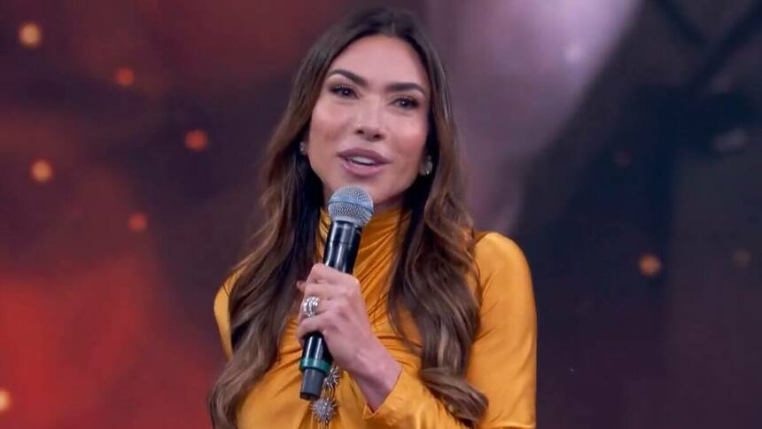 Patricia Abravanel, com uma roupa laranja, em trecho do Melhores do Ano