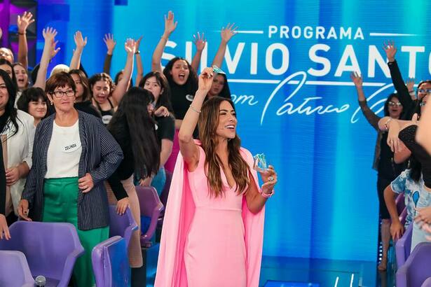 Patricia Abravanel jogando aviãozinhos para a plateia no Programa Silvio Santos