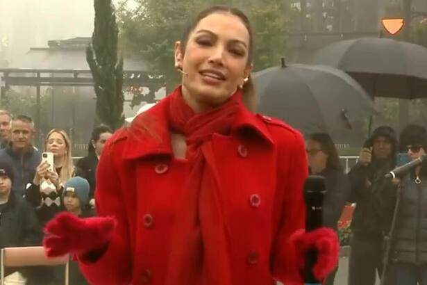 Patrícia Poeta vestida com um blazer vermelho, em trecho do Encontro ao vivo de Gramado