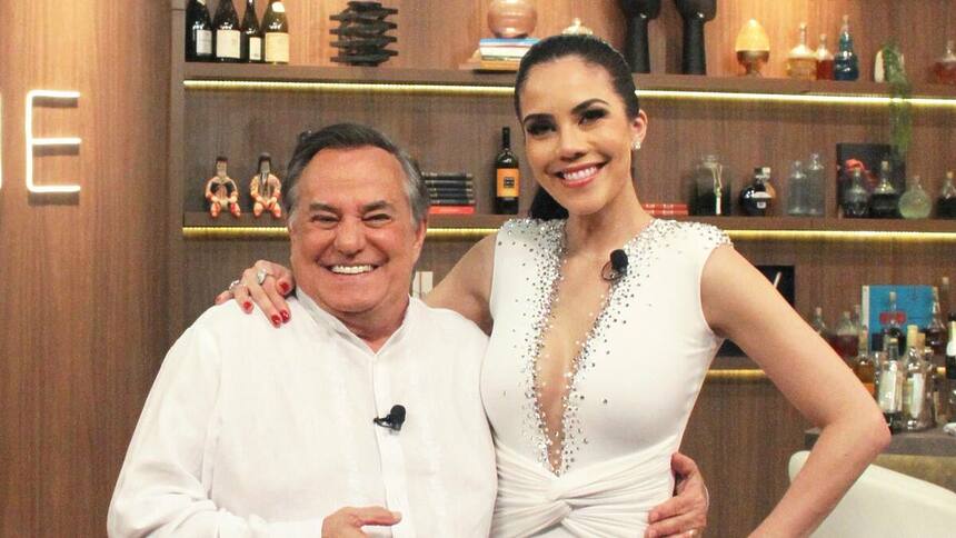 Ronnie Von abraça Daniella Alburquerque no cenário de Companhia Certa da RedeTV!