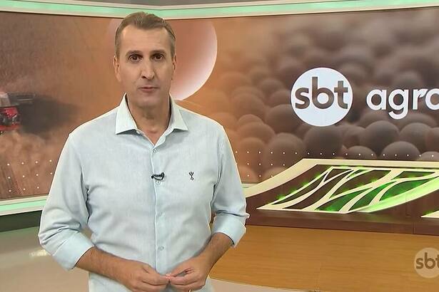 Sandro Ivanowski no centro do cenário do SBT Agro