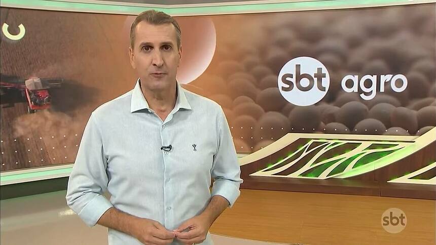 Sandro Ivanowski no centro do cenário do SBT Agro