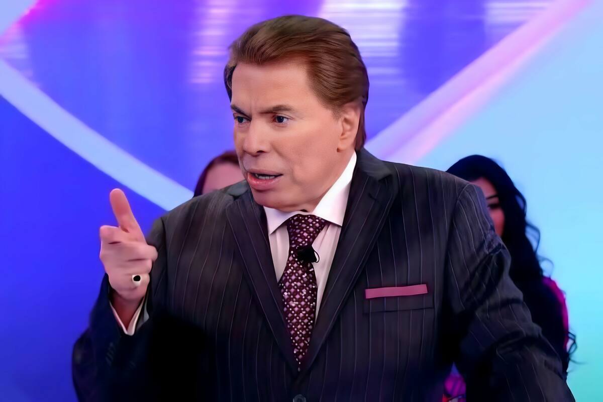 Silvio Santos aponta o dedo para a câmera e está com semblante sério