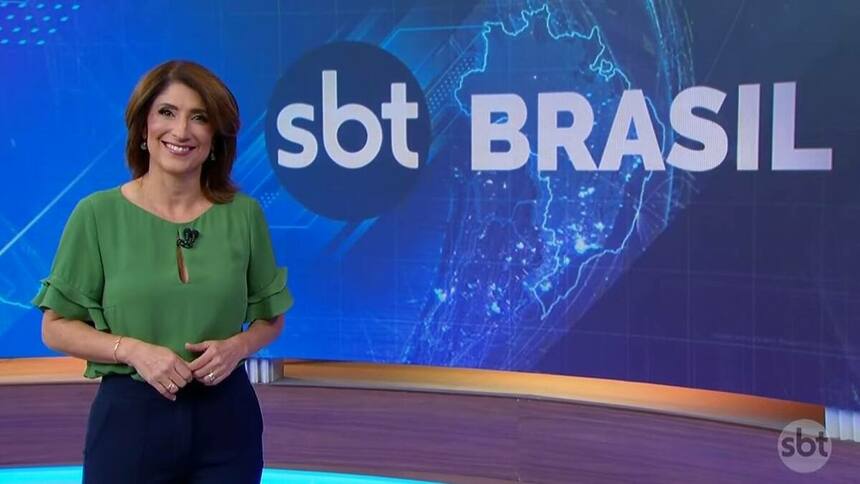 Simone Queiroz no cenário do SBT Brasil