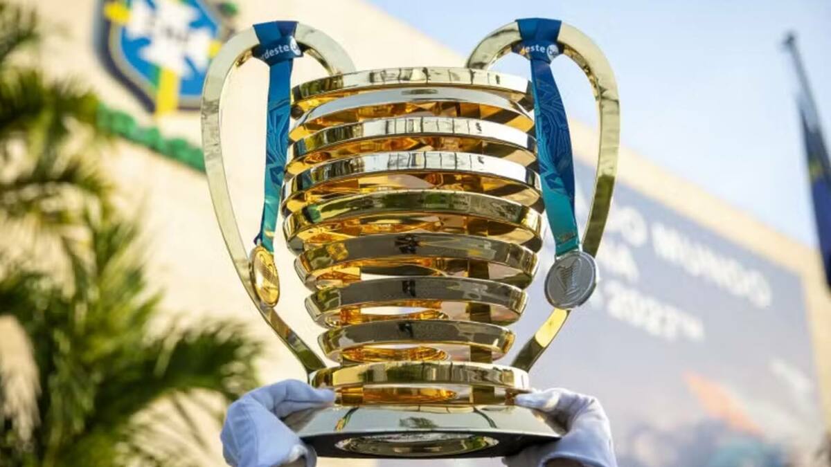 Taça da Copa do Nordeste, em imagem na frente da sede da CBF