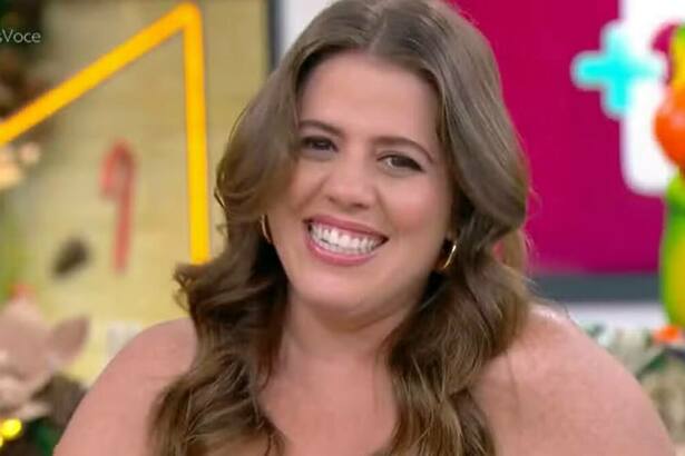 Tati Machado sorridente no Mais Você