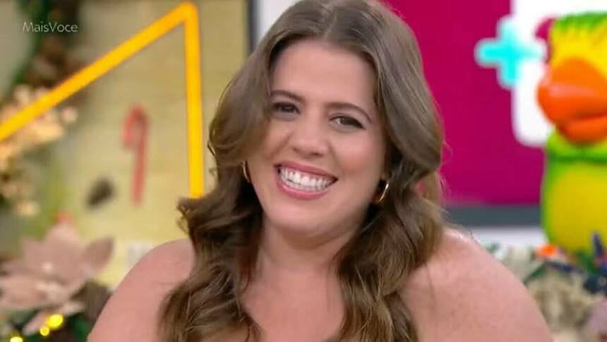 Tati Machado sorridente no Mais Você