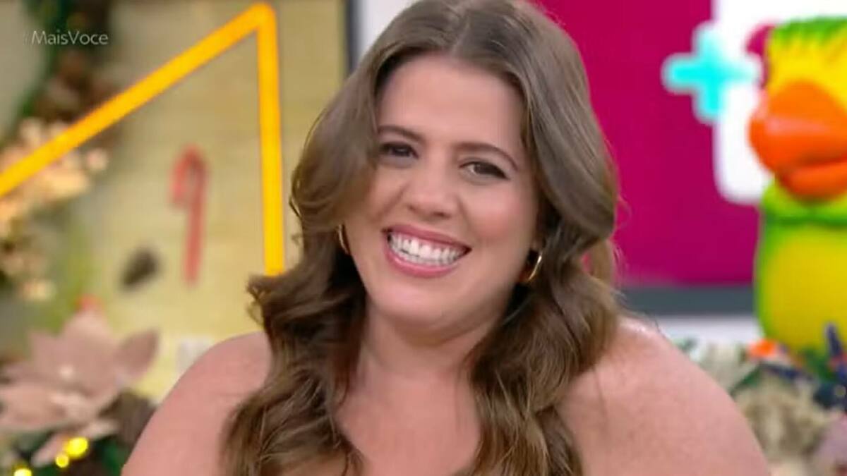 Tati Machado sorridente no Mais Você