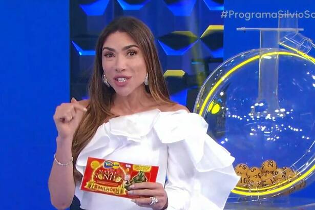 Patricia Abravanel segura bilhete da Tele Sena de Natal