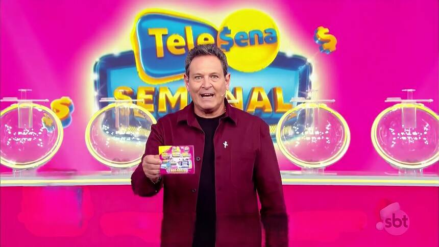 Luiz Ricardo segura o bilhete da Tele Sena Semanal edição 28 na cor rosa