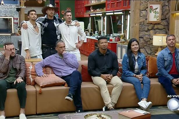Top 8 de A Fazenda na sala da sede. Em pé atrás do sofá estão: Gui, Yuri e Sacha abraçados. Sentados no sofá estão: Albert, Juninho, Gilsão, Vanessa e Sidney Sampaio
