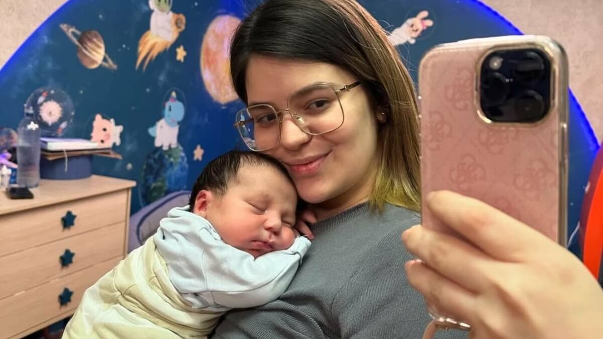 Viih Tube, com Ravi no colo, em uma selfie no espelho