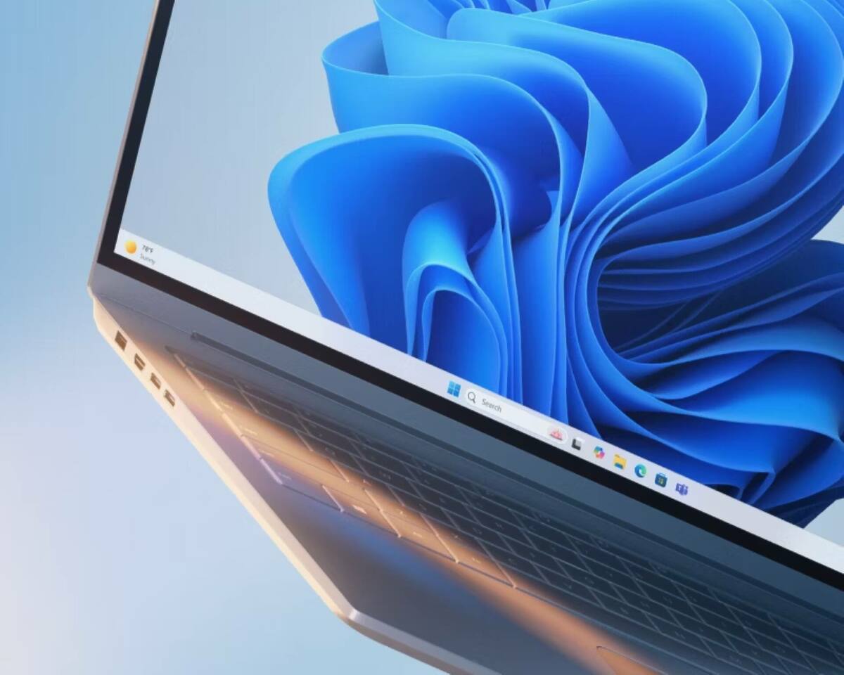 Notebook aberto com a tela inicial do Windows 11