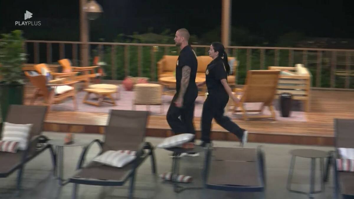 Yuri e Vanessa caminham próximo a piscina de A Fazenda 16 voltando da Prova Especial