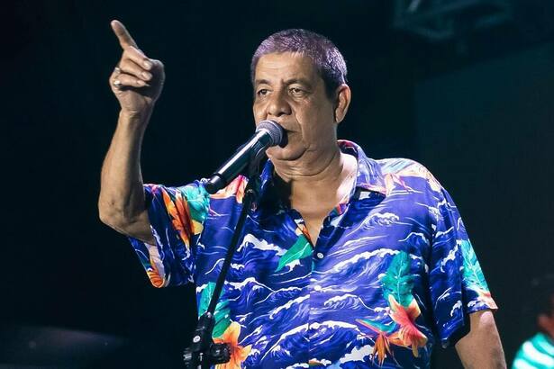 Zeca Pagodinho apontando o dedo em trecho de show